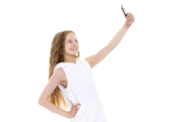 Schattig klein meisje maken selfie — Stockfoto