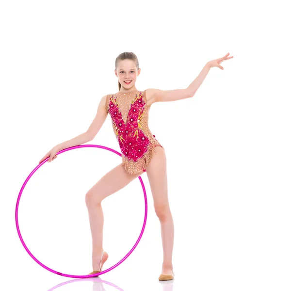 Una ginnasta ragazza esegue un esercizio con un cerchio . — Foto Stock