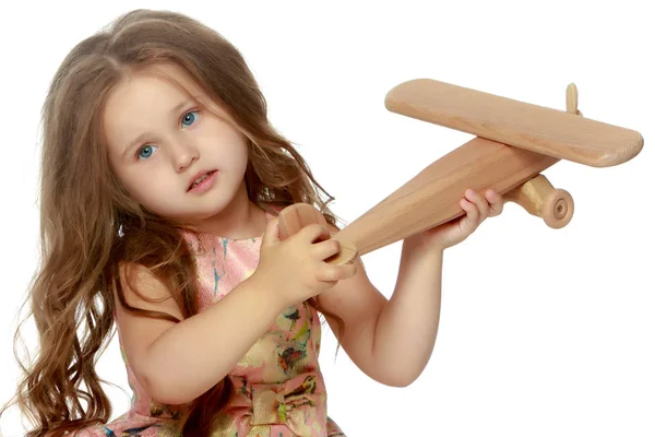 Menina com um avião na mão . — Fotografia de Stock