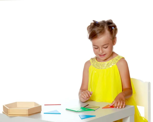 Uma menina está estudando coisas Montessori. — Fotografia de Stock