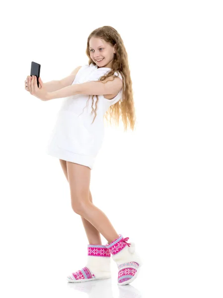 Bonito menina fazendo selfie — Fotografia de Stock