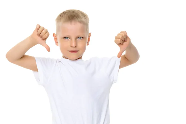 Um menino em uma camiseta branca limpa para publicidade . — Fotografia de Stock