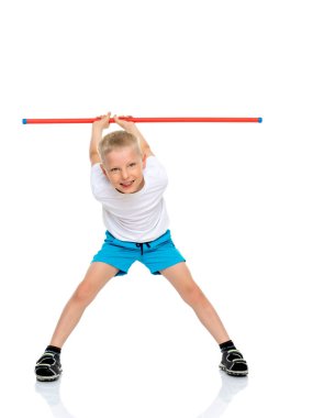 Temiz beyaz tişörtlü küçük bir çocuk spor yapıyor..