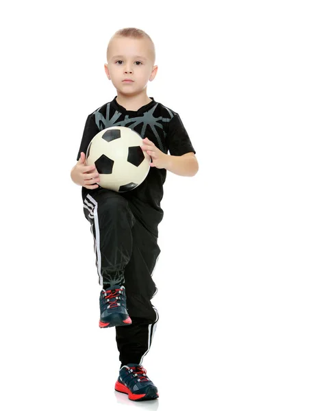 Mały chłopiec z piłką w ręce — Zdjęcie stockowe