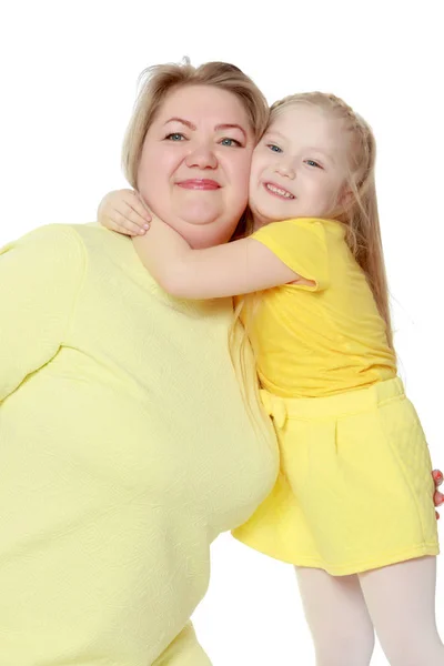 ママと小さな娘プラス モデル、優しくエンブラのサイズ — ストック写真