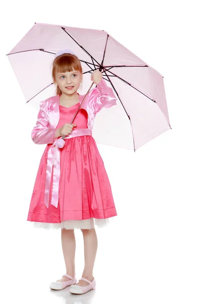 Menina loira com um guarda-chuva rosa . — Fotografia de Stock