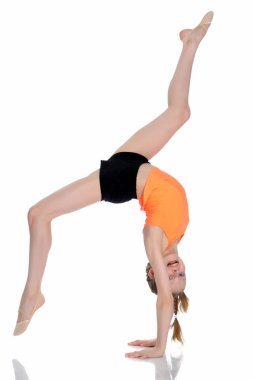 Jimnastikçi bükülmüş bacaklarıyla amuda kalkar..