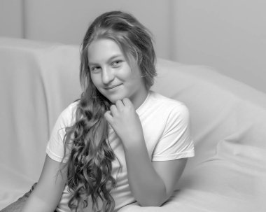 Küçük kız kanepede oturuyor