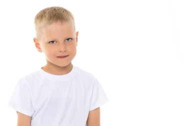 Beyaz tişört içinde küçük bir çocuk.