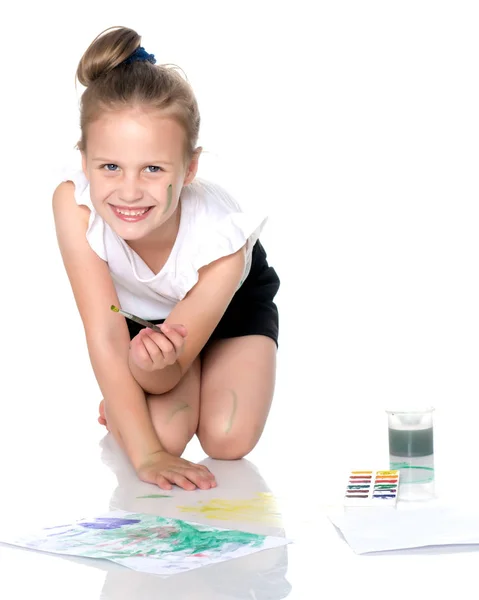 A little girl draws paints on her body — Stock Photo, Image