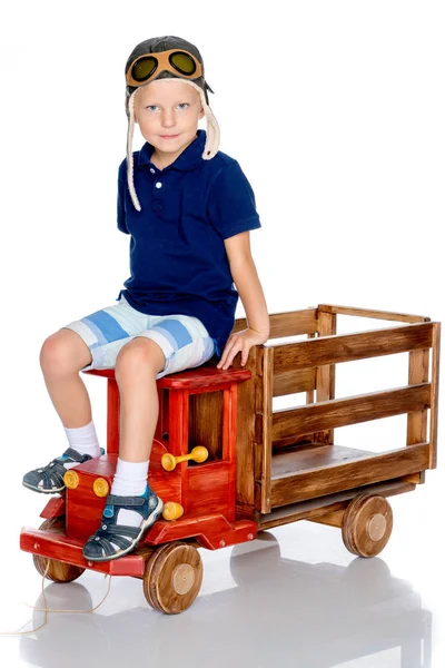 Un niño pequeño está jugando con un coche de juguete. — Foto de Stock