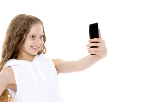 Söt liten flicka att göra selfie — Stockfoto