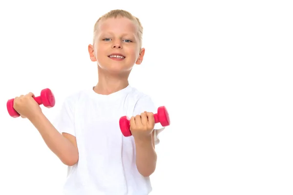 Un ragazzino solleva i manubri . — Foto Stock