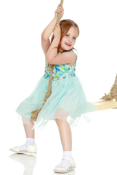 Menina balançando em um balanço — Fotografia de Stock