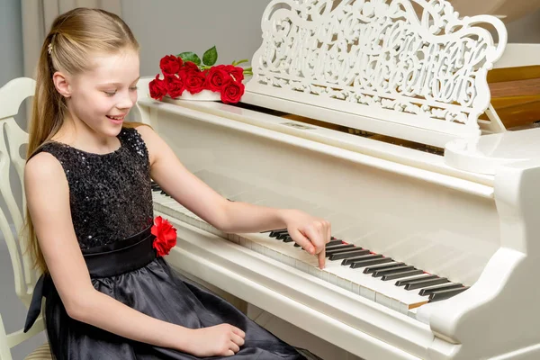 Kız beyaz piyanonun başında..