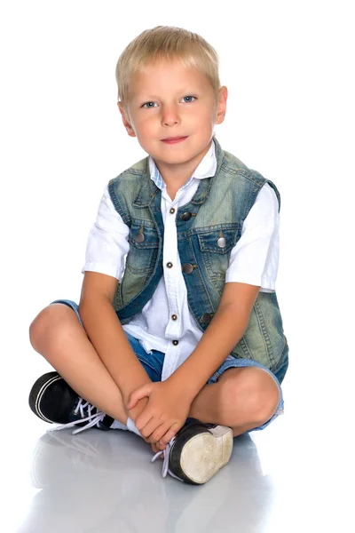 Kleine jongen is zittend op de vloer — Stockfoto