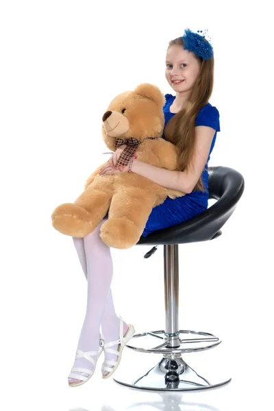 Petite fille avec un ours en peluche. — Photo