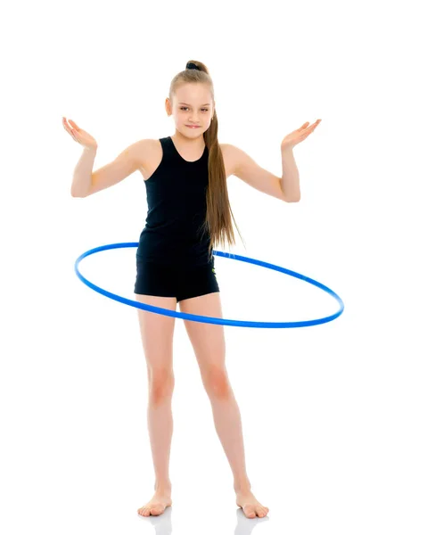 Dziewczynka gimnastyczka wykonuje ćwiczenie z hoop. — Zdjęcie stockowe