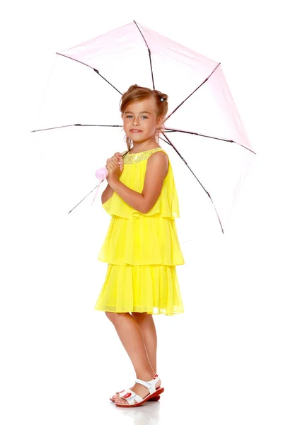 Menina sob um guarda-chuva . — Fotografia de Stock