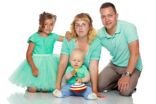 Glückliche Familie mit kleinen Kindern — Stockfoto