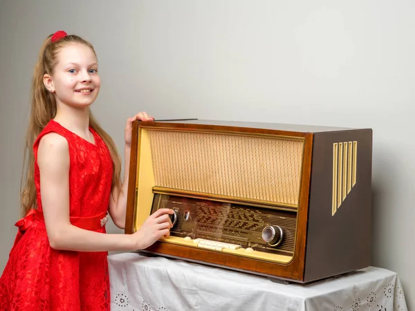 여자는 오래 된 라디오에. — 스톡 사진