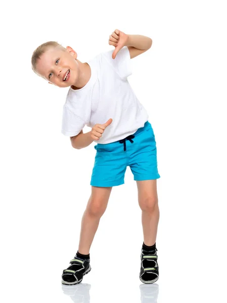 Een jongetje in een schone witte T-shirt voor reclame. — Stockfoto