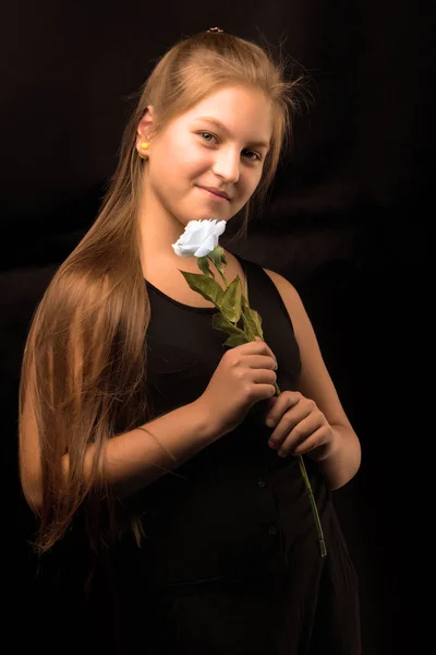 彼女は手に花を持つ 10 代の少女 — ストック写真