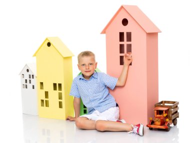 Küçük bir çocuk ile renkli evler oynuyor.