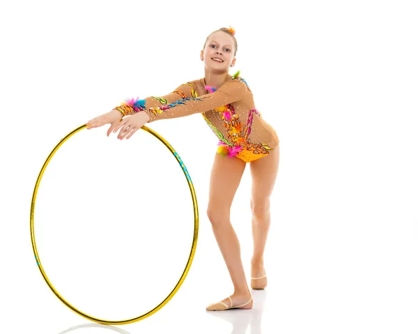 Une fille gymnaste effectue un exercice avec un cerceau. — Photo