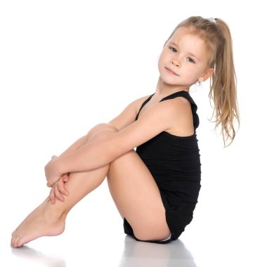 Jimnastikçi egzersizi yapmaya hazırlanıyor..