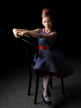 Siyah arka planda küçük bir kız