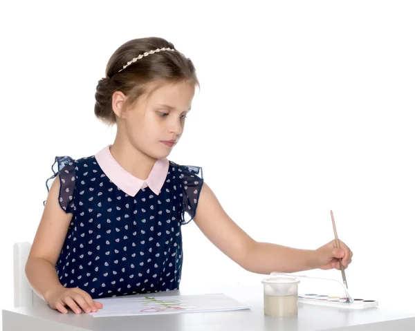 Ein kleines Mädchen malt mit Farbe und Pinsel. — Stockfoto