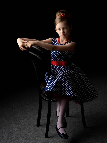 Siyah arka planda küçük bir kız