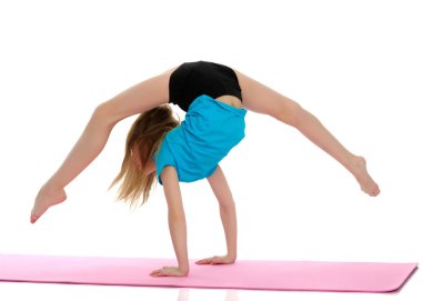 Kız jimnastikçi bir hareketten gerçekleştirir.