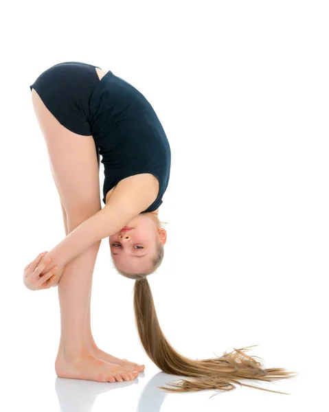 Gymnastikern utför ett akrobatiskt element. — Stockfoto