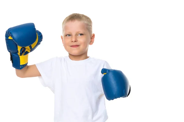 Um menino em uma camiseta branca limpa e luvas de boxe . — Fotografia de Stock