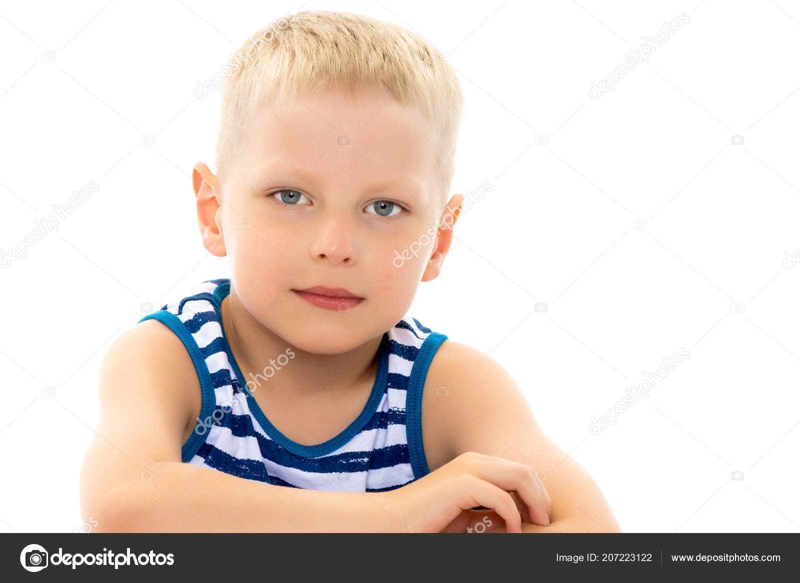 Portrait de petit garçon gros plan, isolé . — Photo
