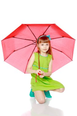 Güneş ve yağmur altında kırmızı şemsiye, kapalı kız.