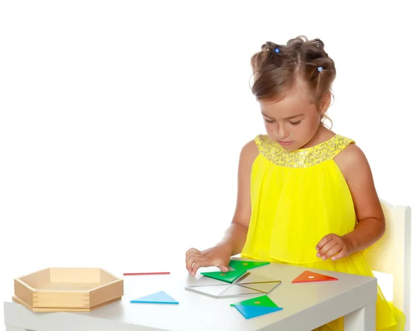 A little girl is studying Montessori stuff. — Stock Photo, Image