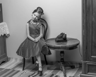 Küçük bir kız eski telefondan arıyor..