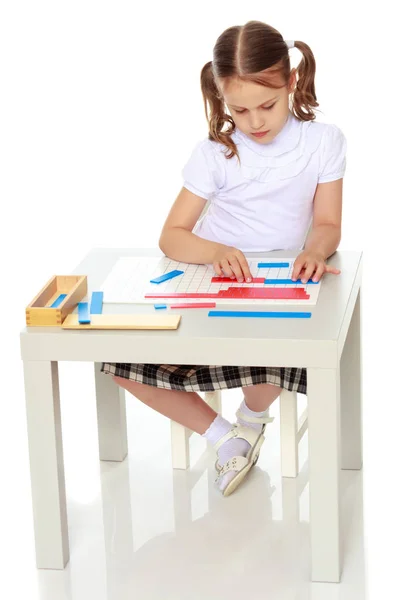 Une petite fille étudie des trucs de Montessori. — Photo
