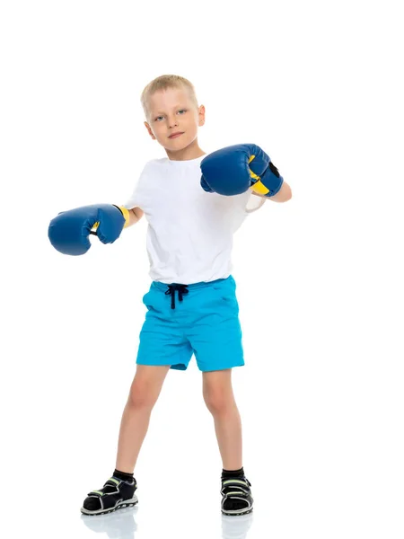 Ένα μικρό αγόρι με ένα καθαρό άσπρο T-shirt και γάντια του μποξ. — Φωτογραφία Αρχείου