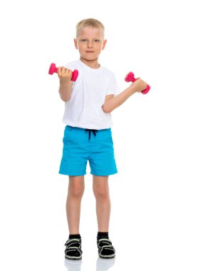 Küçük bir çocuk halter kaldırma.