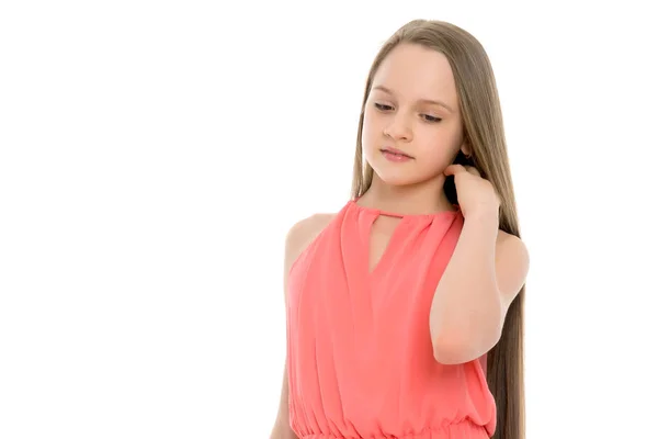 Uma menina corrige o cabelo . — Fotografia de Stock