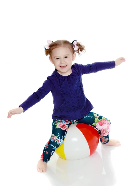 Küçük kız ile top oynarken — Stok fotoğraf