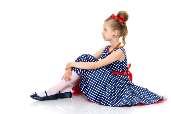 Den lilla flickan sitter på golvet.. — Stockfoto