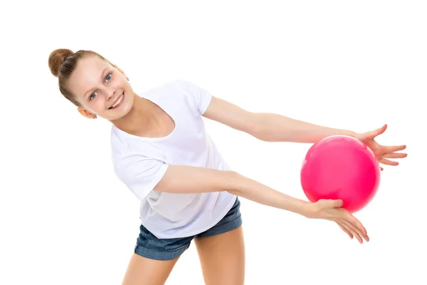The little girl is catching the ball. — Stock Photo, Image