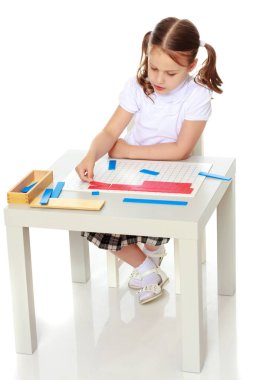 Küçük bir kız Montessori dersleri alıyor..