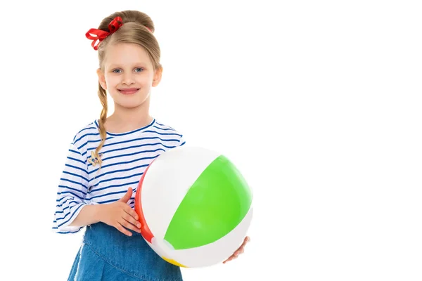 Ragazzina sta giocando con una palla — Foto Stock