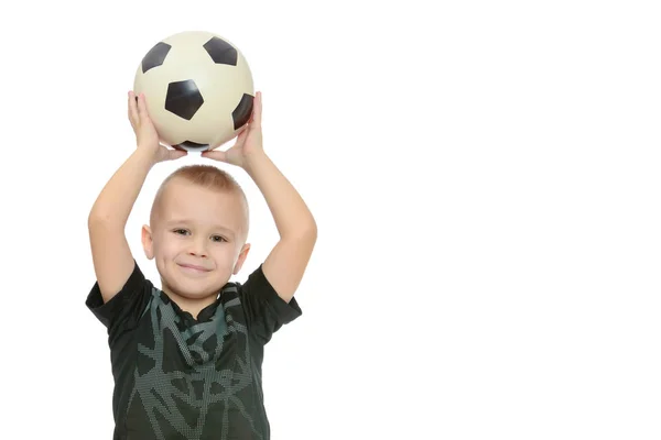 O menino com a bola nas mãos — Fotografia de Stock